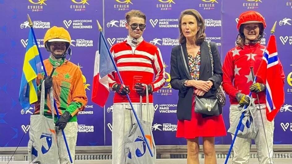 Guro Lauvdal Mangseth (t.h.) ble annen og Hedvig Garseg (t.v.)  tredje i fredagens skoleløp på Vincennes. Vinneren Hector Le Beller-Esrartial er fransk.
 Foto: Privat